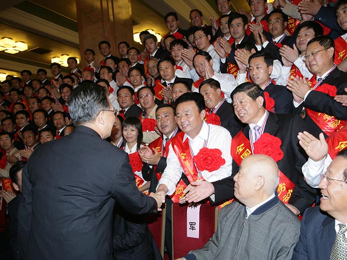 2007年9月27日 ，溫家寶總理接見全國煤炭系統工業勞動模范時與袁占國親切握手