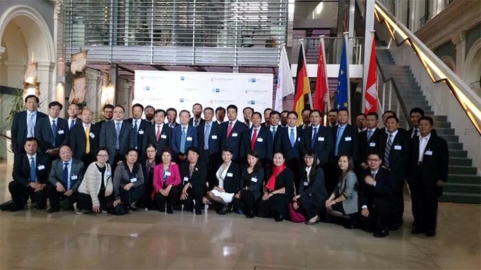 2014年10月9日-14日，國務院總理李克強訪歐期間，董事長袁占國（二排右一）與中國工業經濟聯合會代表團合影
