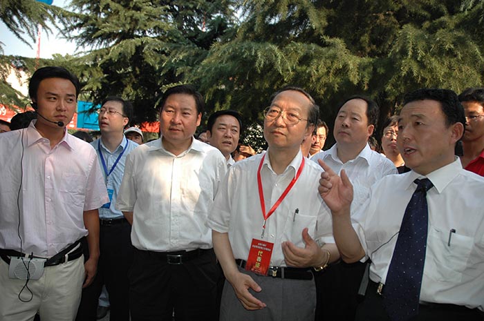 2007年7月10日，李毅中部長在磴槽集團視察工作